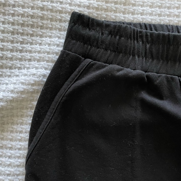 Black pencil skirt 🇨🇦 (made in Canada) - Picture 5 of 7